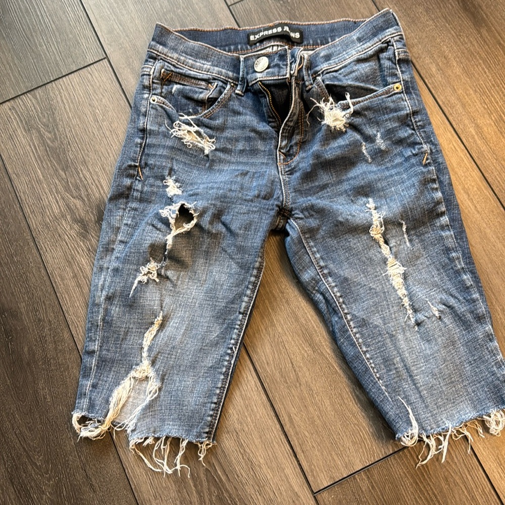 Distressed Bermuda shorts